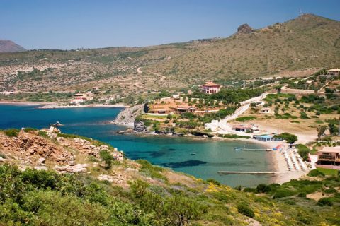 Небольшой поселок у подножия мыса Сунио.