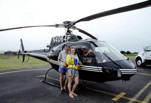 Фотография на память с пилотом вертолета после полета.