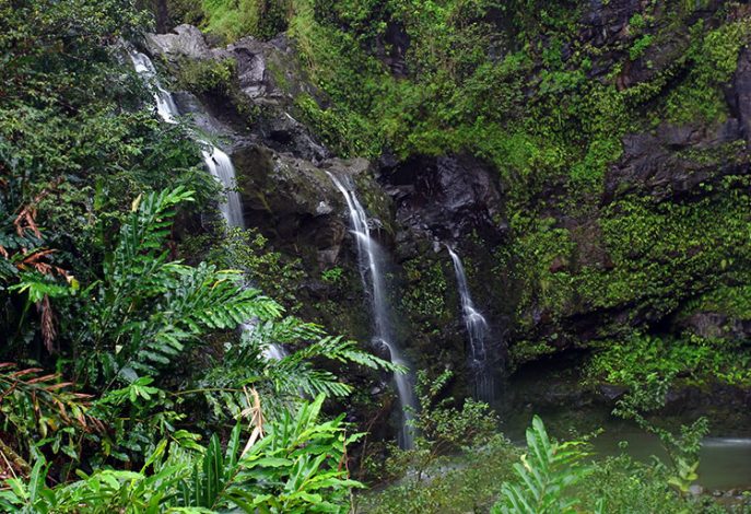 Водопад "Три медведя" (Upper Waikani falls) вдоль дороги.