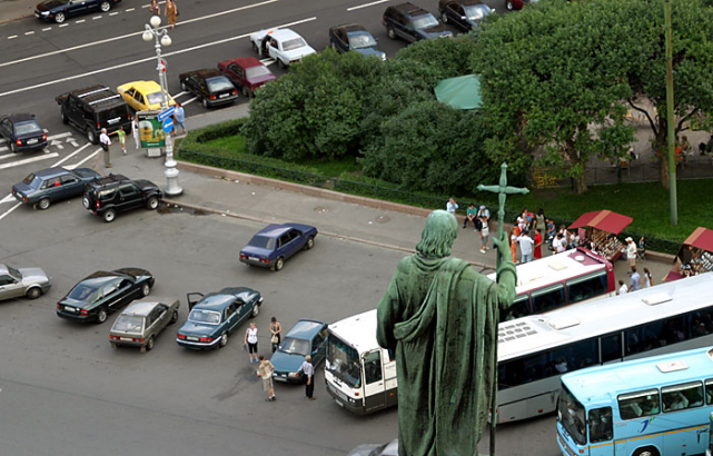 Парковка и сувенирные палатки у подножия Исаакия.