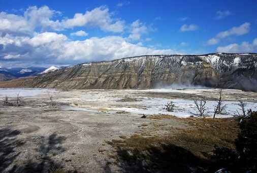 Панорама долины Mammoth Hot springs.