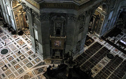 Снимок из-под купола собора Св. Петра. Обратите внимание на размер фигурок людей слева.