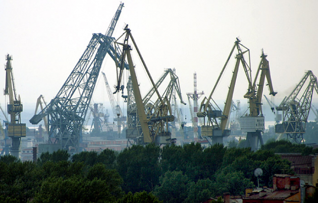 Питерский порт. Снимок с обзорной площадки Исаакиевского собора.