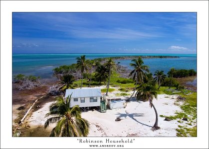 "Хозяйство Робинзона". Одинокий домик, пара лодок, да сушилка для них – вот всё то, что составляет нехитрое хозяйство Робинзона современного.