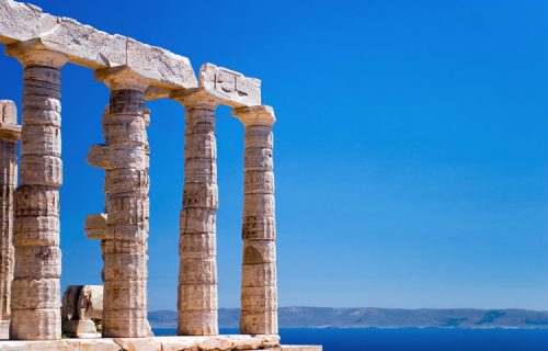 Колонны храма Посейдона и Эгейское море.