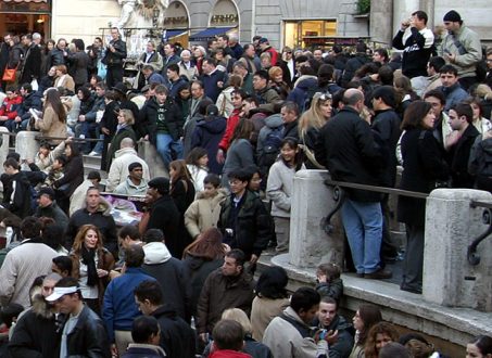 Многонациональная толпа у фонтана де Треви.