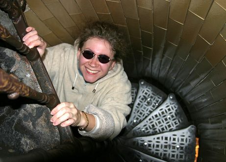 Узенькая лестница из 537 ступеней на вершину собора Св. Петра.