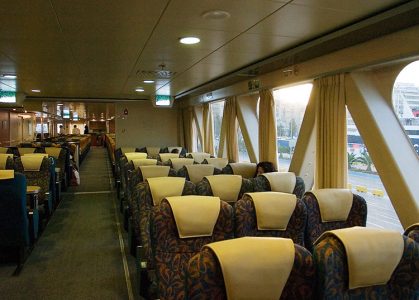 Пассажирское отделение на высокоскоростном пароме к острову Санторини.