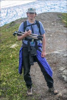 На фоне ледника. Середина тропы Harding Ice field trail.