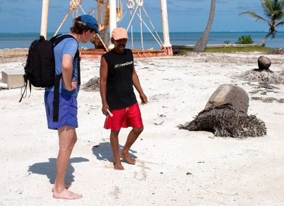 Илья с одним из гидов беседуют об истории острова. Атолл Turneffe.