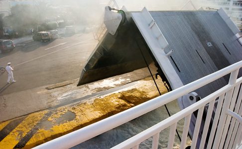 Поднятие аппарели парома. На пути к острову Санторини.