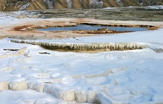 Травертиновые сосульки на террасе Mammoth hot springs.