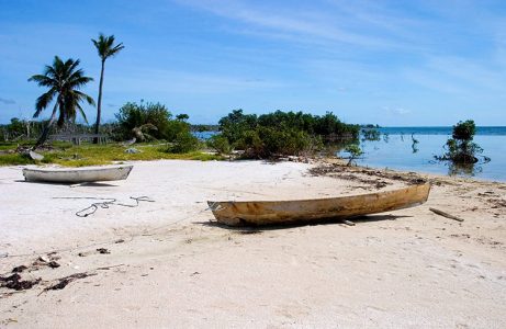 Рыбацкие лодки на берегу острова. Атолл Turneffe.