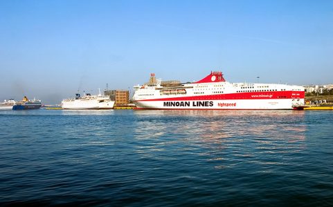 Паромы в порту Пирей.