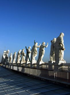 Скульптуры на вершине собора Св. Петра.