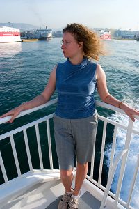 Катя на пароме к острову Санторини, Греция.