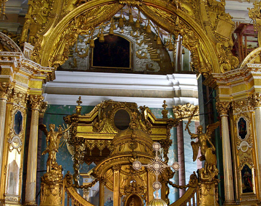 Многоярусный резной иконостас, по форме напоминающий триумфальную арку. Петропавловский собор.