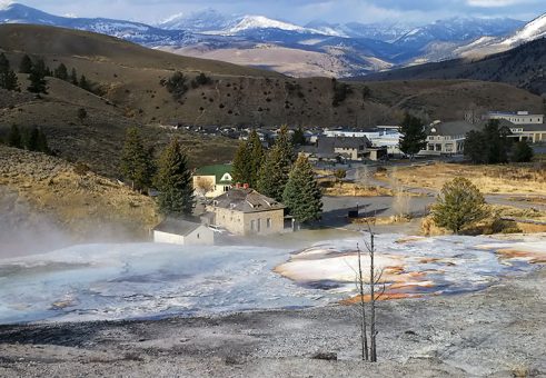 Отели, инфо-центр и парковки в Mammoth hot springs.