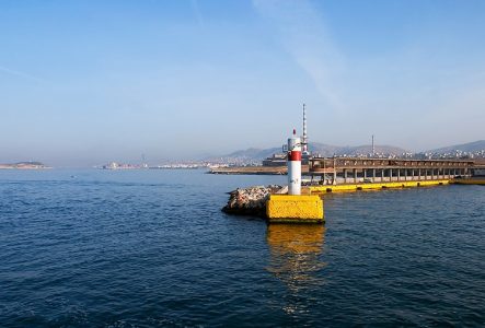 Маячок в окрестностях порта Пирей.