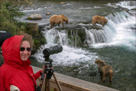 Катя готовится к фото-охоте на медведей.