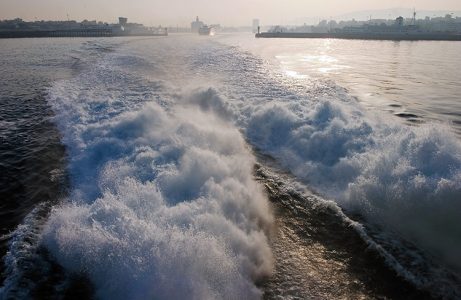 Кильватерная струя за кормой парома.