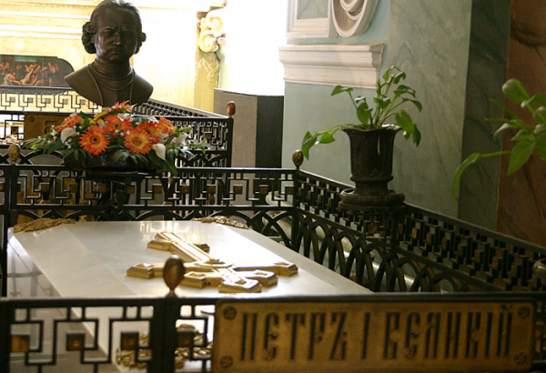 Усыпальница императора Петра I. Погребен 10 марта 1725 года. Петропавловский собор.