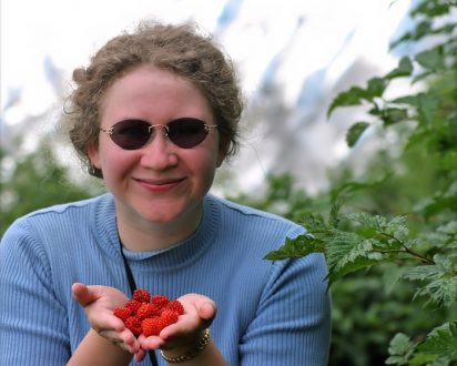 Катя с дикорастущей малиной.