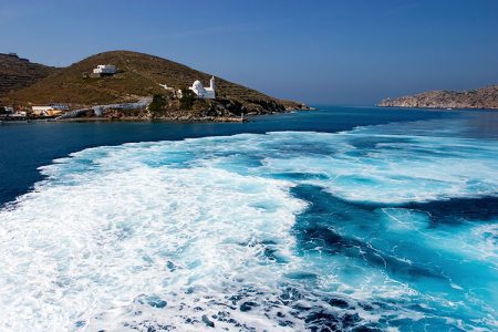 Эгейское море с водой нереального цвета.