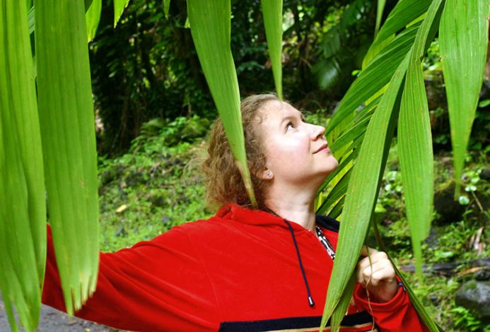 Катя в дендрарии Ke'anae Arboretum среди гигантских деревьев.
