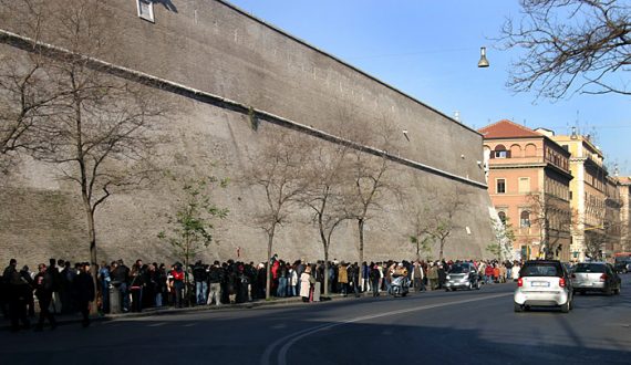 Многочасовая очередь в музеи Ватикана. Стена является границей государства Ватикан.
