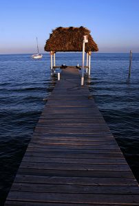 Традиционные белизские навесы из пальмовых листьев в конце пирсов.