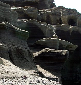 Зеленый пляж. Эти скалы - источник полудрагоценного оливина.