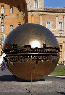 Аллегорический золотой шар во дворе музеев Ватикана.