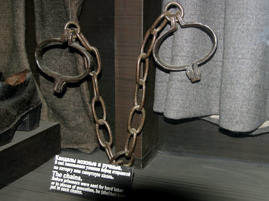 Кандалы ножные и ручные. Тюрьма Трубецкого бастиона. Петропавловская крепость.