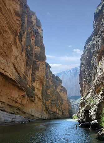 Каньон Св. Елены и народ, бегущий в Мексику.