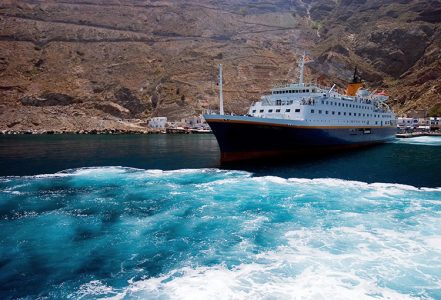 Подходим к острову Санторини.