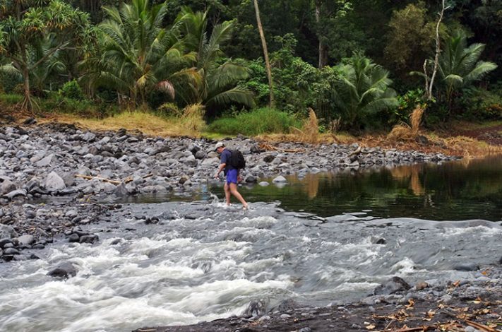 Пересекаем один из ручьев на подступах к Голубому водоему.