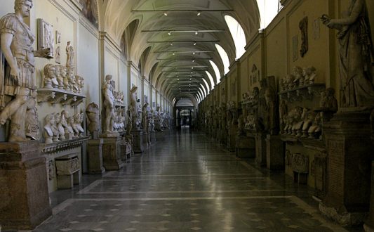 Один из первых холлов с сокровищами Ватикана.