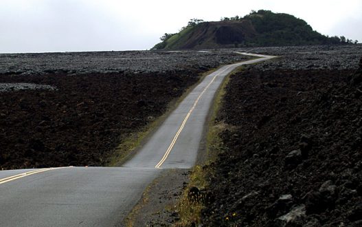 Saddle Road - бывшая дорога для военных целей, пересекает остров пополам.