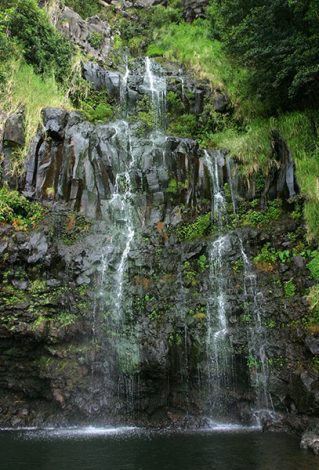 Голубой водоем (Blue pool) прямо на берегу океана.
