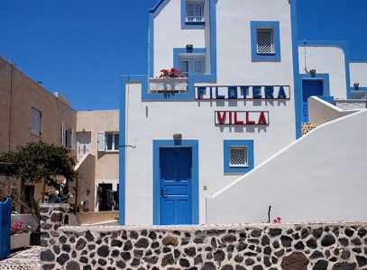 Типичная гостиница острова, в бело-синей гамме.