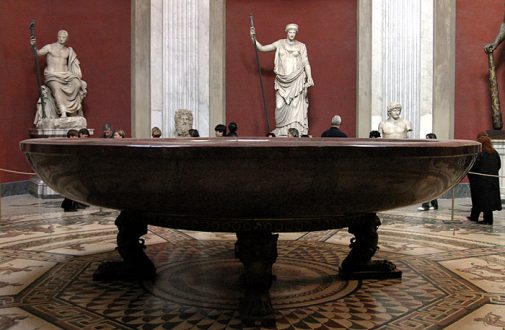 Чаша с головами и дубинка питекантропа справа :) Музеи Ватикана.