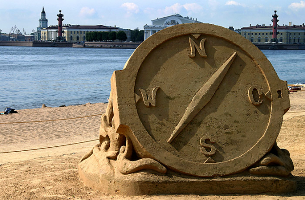 Конкурс песчаных фигур на пляже Петропавловки. Компас.