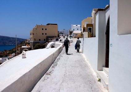 Главная и единственная улица в поселке Ия.