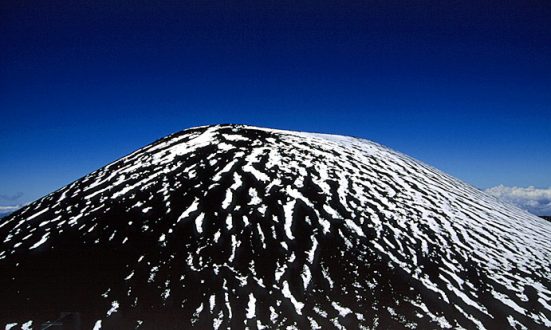 На Гавайях тоже бывает снег, только очень высоко. Mauna Kea State Park.