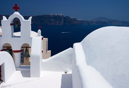 Колокольня при церкви в поселке Ия.