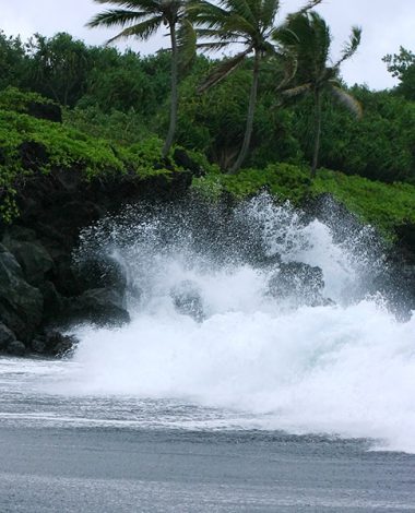 Громадная волна, накинувшаяся на пляж из черного песка в парке Wai'anapanapa.