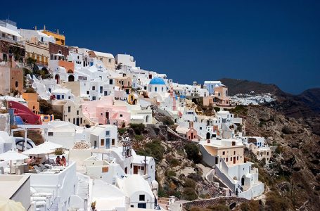 Разноцветные домики в нишах.