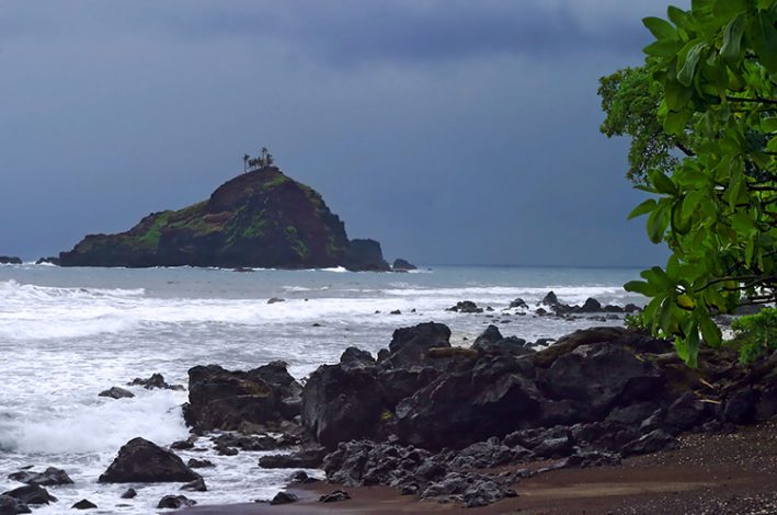 Вид с Красного пляжа на остров 'Alau, увенчанный кокосовыми пальмами.