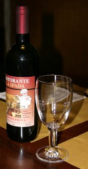 Vino de casa - местное столовое вино.